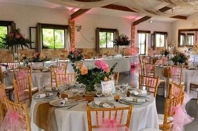 Texte ’Jean Loup’ écrit en calligraphie brune sur fond beige, accompagné de deux empreintes de mains.
