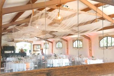 Texte ’Jean Loup’ écrit en calligraphie brune sur fond beige, accompagné de deux empreintes de mains.