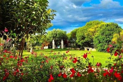 Texte ’Jean Loup’ écrit en calligraphie brune sur fond beige, accompagné de deux empreintes de mains.
