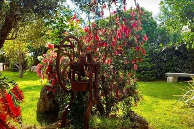 Texte ’Jean Loup’ écrit en calligraphie brune sur fond beige, accompagné de deux empreintes de mains.