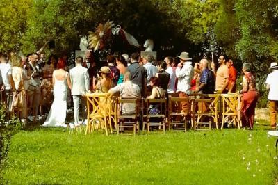 Texte ’Jean Loup’ écrit en calligraphie brune sur fond beige, accompagné de deux empreintes de mains.