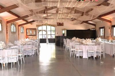 Texte ’Jean Loup’ écrit en calligraphie brune sur fond beige, accompagné de deux empreintes de mains.