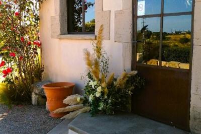 Texte ’Jean Loup’ écrit en calligraphie brune sur fond beige, accompagné de deux empreintes de mains.