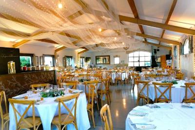 Texte ’Jean Loup’ écrit en calligraphie brune sur fond beige, accompagné de deux empreintes de mains.