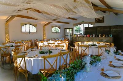 Texte ’Jean Loup’ écrit en calligraphie brune sur fond beige, accompagné de deux empreintes de mains.