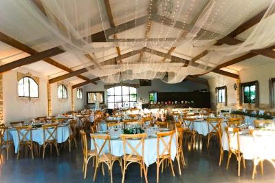 Texte ’Jean Loup’ écrit en calligraphie brune sur fond beige, accompagné de deux empreintes de mains.