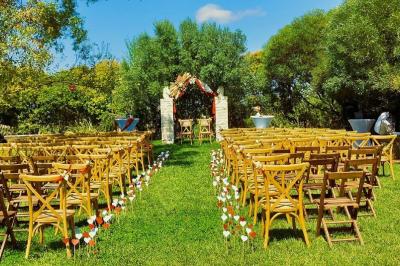 Texte ’Jean Loup’ écrit en calligraphie brune sur fond beige, accompagné de deux empreintes de mains.