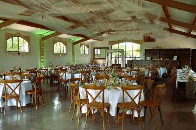 Texte ’Jean Loup’ écrit en calligraphie brune sur fond beige, accompagné de deux empreintes de mains.