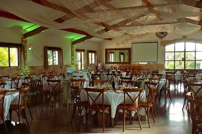 Texte ’Jean Loup’ écrit en calligraphie brune sur fond beige, accompagné de deux empreintes de mains.