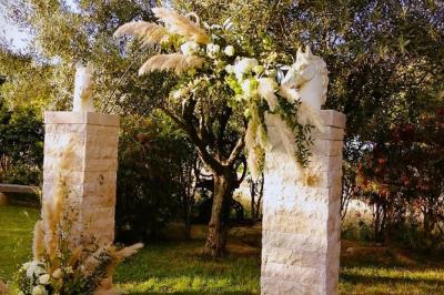 Texte ’Jean Loup’ écrit en calligraphie brune sur fond beige, accompagné de deux empreintes de mains.