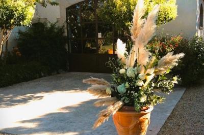 Texte ’Jean Loup’ écrit en calligraphie brune sur fond beige, accompagné de deux empreintes de mains.