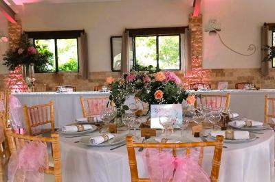 Texte ’Jean Loup’ écrit en calligraphie brune sur fond beige, accompagné de deux empreintes de mains.