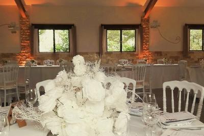 Texte ’Jean Loup’ écrit en calligraphie brune sur fond beige, accompagné de deux empreintes de mains.