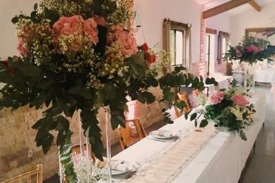 Texte ’Jean Loup’ écrit en calligraphie brune sur fond beige, accompagné de deux empreintes de mains.