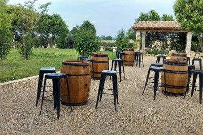 Texte ’Jean Loup’ écrit en calligraphie brune sur fond beige, accompagné de deux empreintes de mains.
