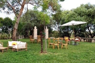 Texte ’Jean Loup’ écrit en calligraphie brune sur fond beige, accompagné de deux empreintes de mains.