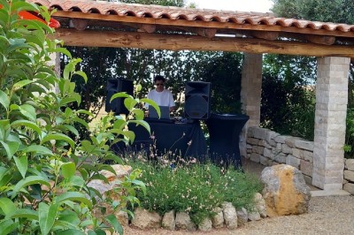Texte ’Jean Loup’ écrit en calligraphie brune sur fond beige, accompagné de deux empreintes de mains.