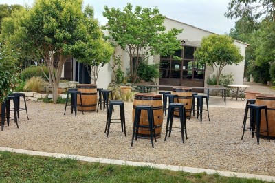 Texte ’Jean Loup’ écrit en calligraphie brune sur fond beige, accompagné de deux empreintes de mains.