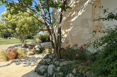 Texte ’Jean Loup’ écrit en calligraphie brune sur fond beige, accompagné de deux empreintes de mains.