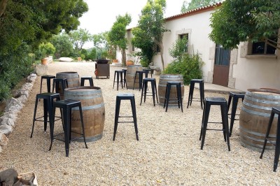 Texte ’Jean Loup’ écrit en calligraphie brune sur fond beige, accompagné de deux empreintes de mains.