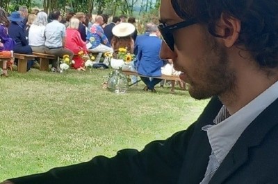 Texte ’Jean Loup’ écrit en calligraphie brune sur fond beige, accompagné de deux empreintes de mains.