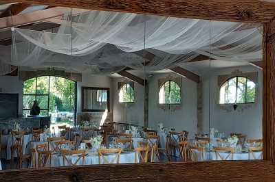 Texte ’Jean Loup’ écrit en calligraphie brune sur fond beige, accompagné de deux empreintes de mains.