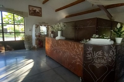 Texte ’Jean Loup’ écrit en calligraphie brune sur fond beige, accompagné de deux empreintes de mains.