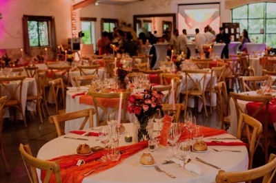 Texte ’Jean Loup’ écrit en calligraphie brune sur fond beige, accompagné de deux empreintes de mains.