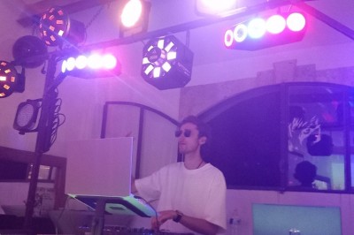 Texte ’Jean Loup’ écrit en calligraphie brune sur fond beige, accompagné de deux empreintes de mains.