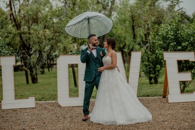 Texte ’Jean Loup’ écrit en calligraphie brune sur fond beige, accompagné de deux empreintes de mains.