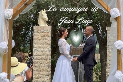 Texte ’Jean Loup’ écrit en calligraphie brune sur fond beige, accompagné de deux empreintes de mains.