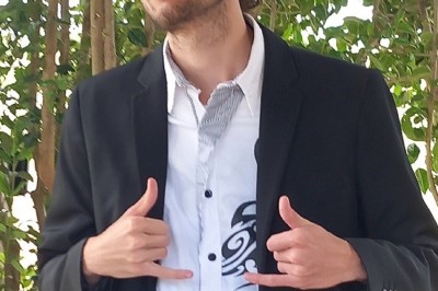 Texte ’Jean Loup’ écrit en calligraphie brune sur fond beige, accompagné de deux empreintes de mains.