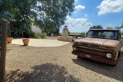 Texte ’Jean Loup’ écrit en calligraphie brune sur fond beige, accompagné de deux empreintes de mains.
