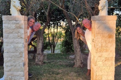 Texte ’Jean Loup’ écrit en calligraphie brune sur fond beige, accompagné de deux empreintes de mains.