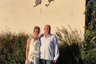 Texte ’Jean Loup’ écrit en calligraphie brune sur fond beige, accompagné de deux empreintes de mains.