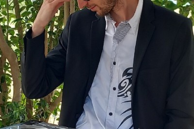 Texte ’Jean Loup’ écrit en calligraphie brune sur fond beige, accompagné de deux empreintes de mains.