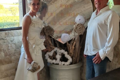 Texte ’Jean Loup’ écrit en calligraphie brune sur fond beige, accompagné de deux empreintes de mains.