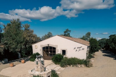 Texte ’Jean Loup’ écrit en calligraphie brune sur fond beige, accompagné de deux empreintes de mains.