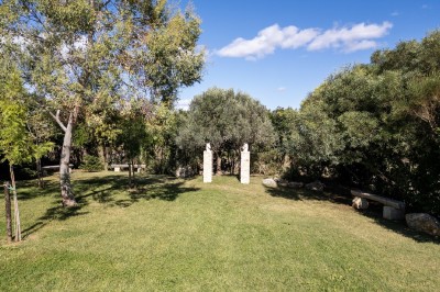 Texte ’Jean Loup’ écrit en calligraphie brune sur fond beige, accompagné de deux empreintes de mains.
