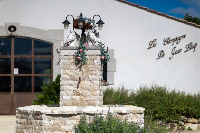 Texte ’Jean Loup’ écrit en calligraphie brune sur fond beige, accompagné de deux empreintes de mains.