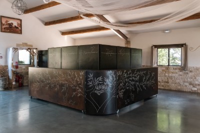 Texte ’Jean Loup’ écrit en calligraphie brune sur fond beige, accompagné de deux empreintes de mains.