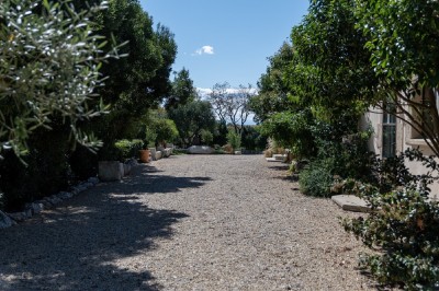 Texte ’Jean Loup’ écrit en calligraphie brune sur fond beige, accompagné de deux empreintes de mains.