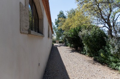 Texte ’Jean Loup’ écrit en calligraphie brune sur fond beige, accompagné de deux empreintes de mains.