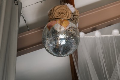 Texte ’Jean Loup’ écrit en calligraphie brune sur fond beige, accompagné de deux empreintes de mains.