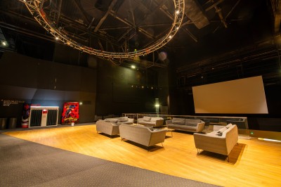 Façade d'un cinéma Pathé avec enseignes lumineuses, affiches de films et entrée principale visible.