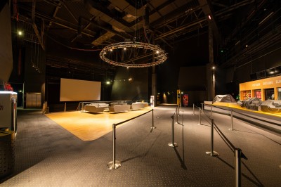 Façade d'un cinéma Pathé avec enseignes lumineuses, affiches de films et entrée principale visible.