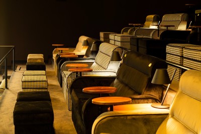 Façade d'un cinéma Pathé avec enseignes lumineuses, affiches de films et entrée principale visible.