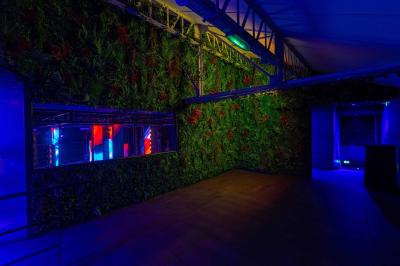 Salle de toilettes modernes avec lavabos en acier inoxydable, miroirs, cabines fermées et éclairage au plafond.