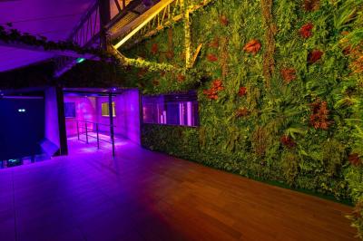 Salle de toilettes modernes avec lavabos en acier inoxydable, miroirs, cabines fermées et éclairage au plafond.