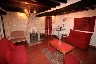 Cibles de tir à l'arc alignées sur un terrain herbeux, entourées d'arbres, avec deux personnes à proximité.